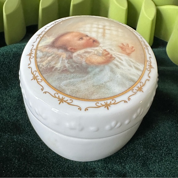 Porcelain trinket with cover by artist Katherine Andrews Fincher. - Picture 8 of 11